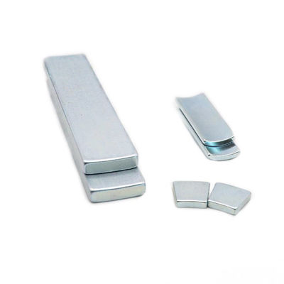 comprar NdFeB Imã de neodímio sinterizado Imãs de arco de terras raras com revestimento de zinco online manufacture